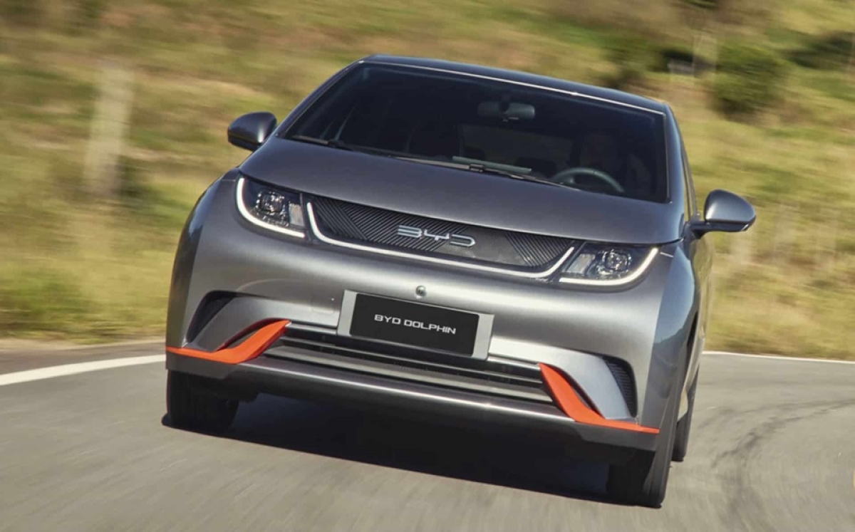 O BYD Dolphin vendeu 9.611 unidades no primeiro semestre de 2024, segundo os dados da ABVE - Foto: Divulgação/BYD