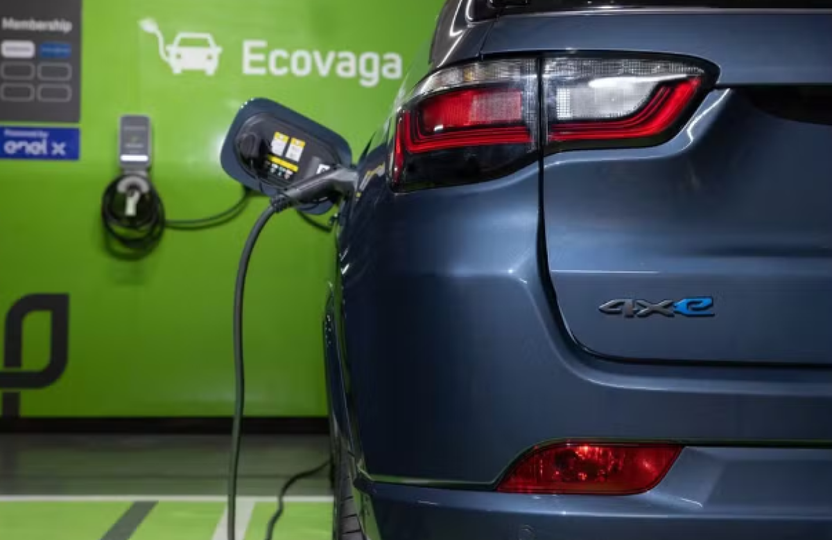 Compass 4xe é híbrido que deve sofrer com aumento de preço. Atualmente, a Jeep cobra R$ 347.300 pelo SUV - Foto: Divulgação
