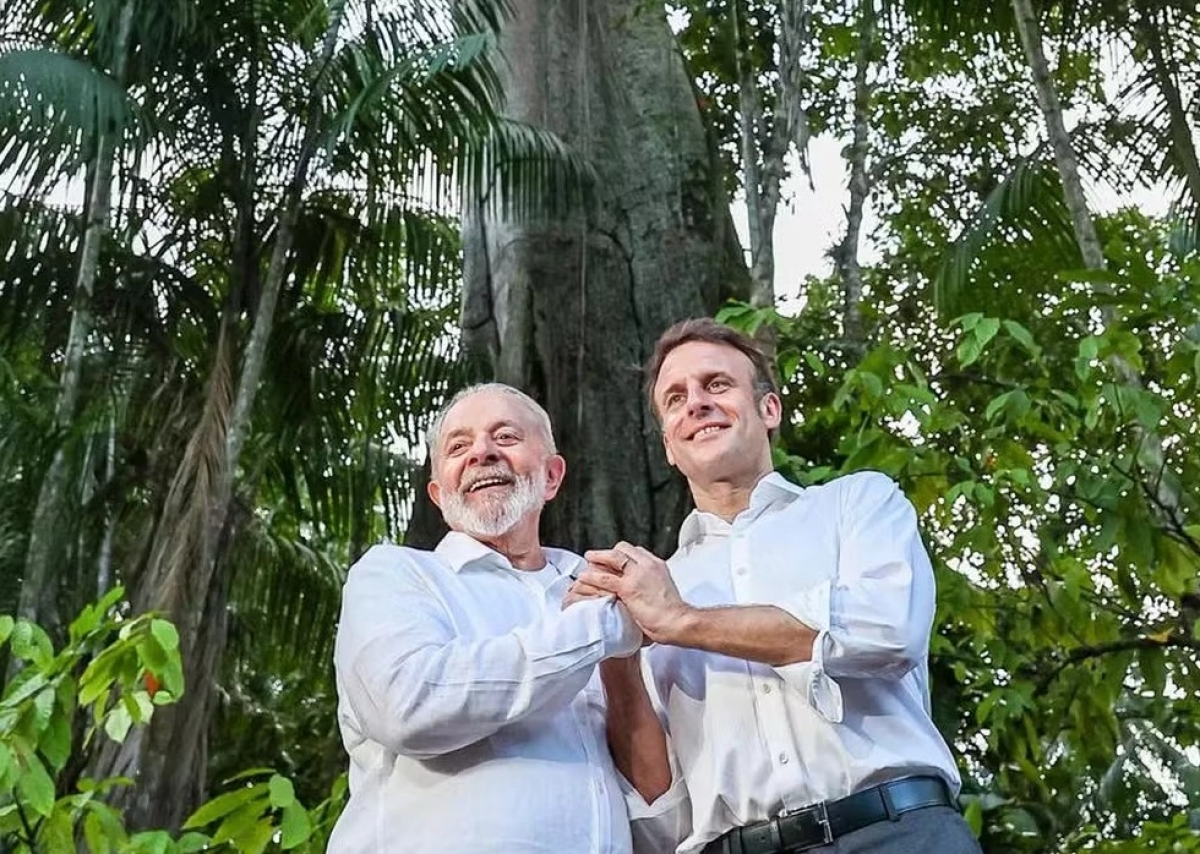 Emmanuel Macron junto do Luiz Inácio Lula da Silva na Amazônia - Foto: Ricardo Stuckert / PR
