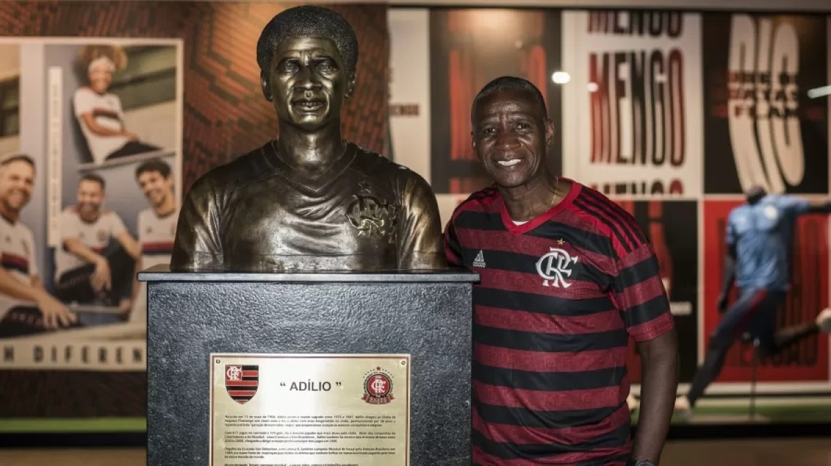 Adílio, ex-jogador do Flamengo, durante inauguração do seu busto na Gávea - Foto: Paulo Reis/Flamengo/UOL
