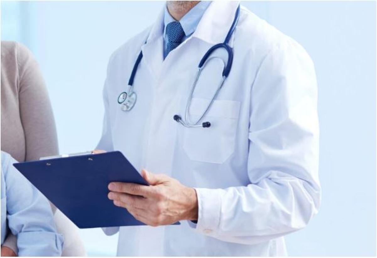 Médico com prancheta (Imagem ilustrativa) - Foto: Freepik
