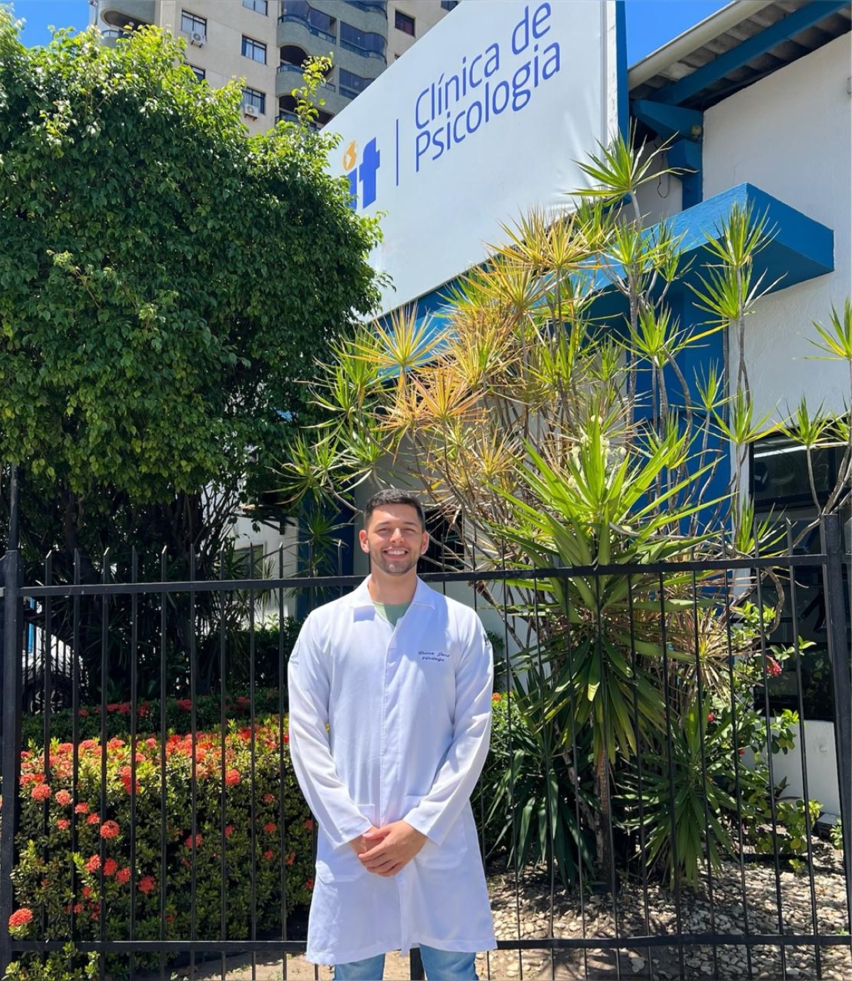 Egresso Breno José Aragão Santana, que se formou em Psicologia neste semestre e estagiou durante um ano na Clínica de Psicologia da Unit - Foto: Acervo pessoal
