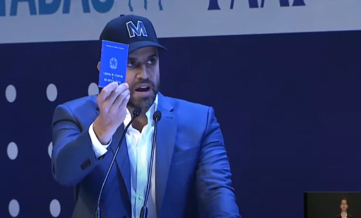 Pablo Marçal exibe carteira de trabalho - Foto: Reprodução/YouTube Estadão
