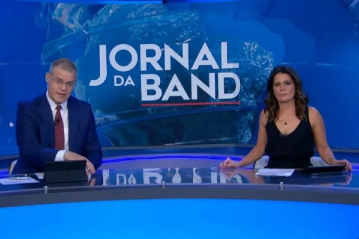 Eduardo Oinegue e Adriana Araújo dividem a bancada do Jornal da Band - Foto: Reprodução/Band
