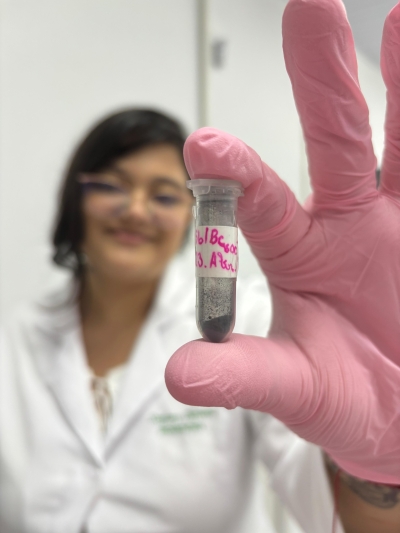 A estudante Stefany Oliveira de Almeida Teixeira, aluna do curso de Biomedicina da Unit, autora da pesquisa de iniciação científica - Foto: Divulgação