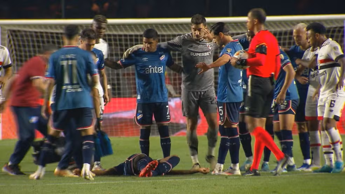Zagueiro uruguaio Juan Manuel Izquierdo desmaiou durante a partida entre São Paulo e Nacional pela Copa Libertadores da América, no Morumbi, no dia 22 de agosto de 2024 - Foto: TV Globo/Reprodução