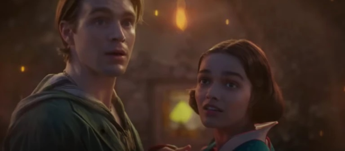 Branca de Neve e seu novo par, Jonathan - Foto: Frame de vídeo / YouTube / Walt Disney Studios
