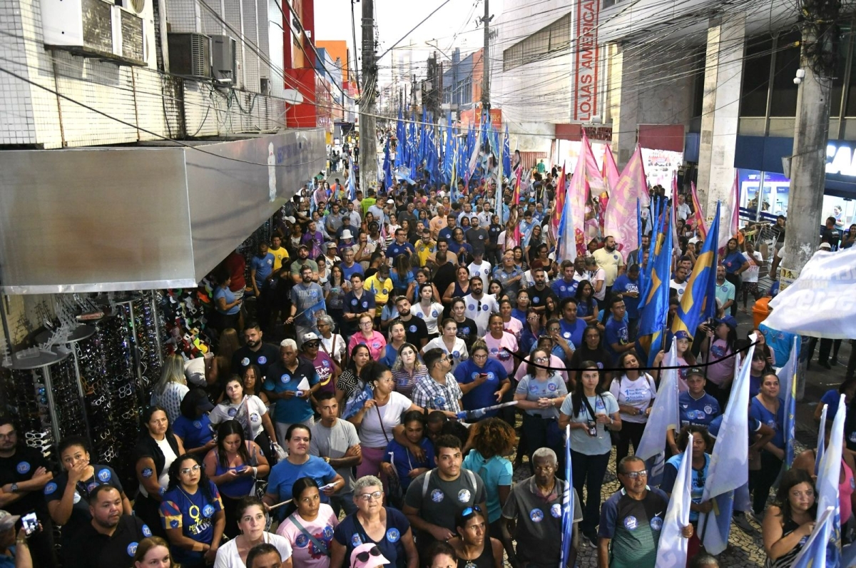 Luiz Roberto e Fabiano promovem grande caminhada no calçadão - Imagem: assessoria de campanha