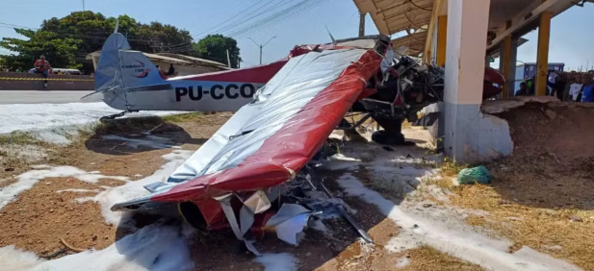 Avião atinge van e moto antes de cair e deixa dois feridos na Zona Sul de Teresina - Foto: Divulgação/PRF
