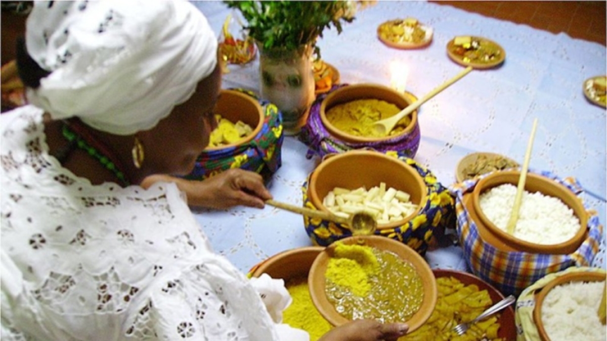 O caruru é oferecido para homenagear diversos santos e santas - Foto: Site Mundo Negro
