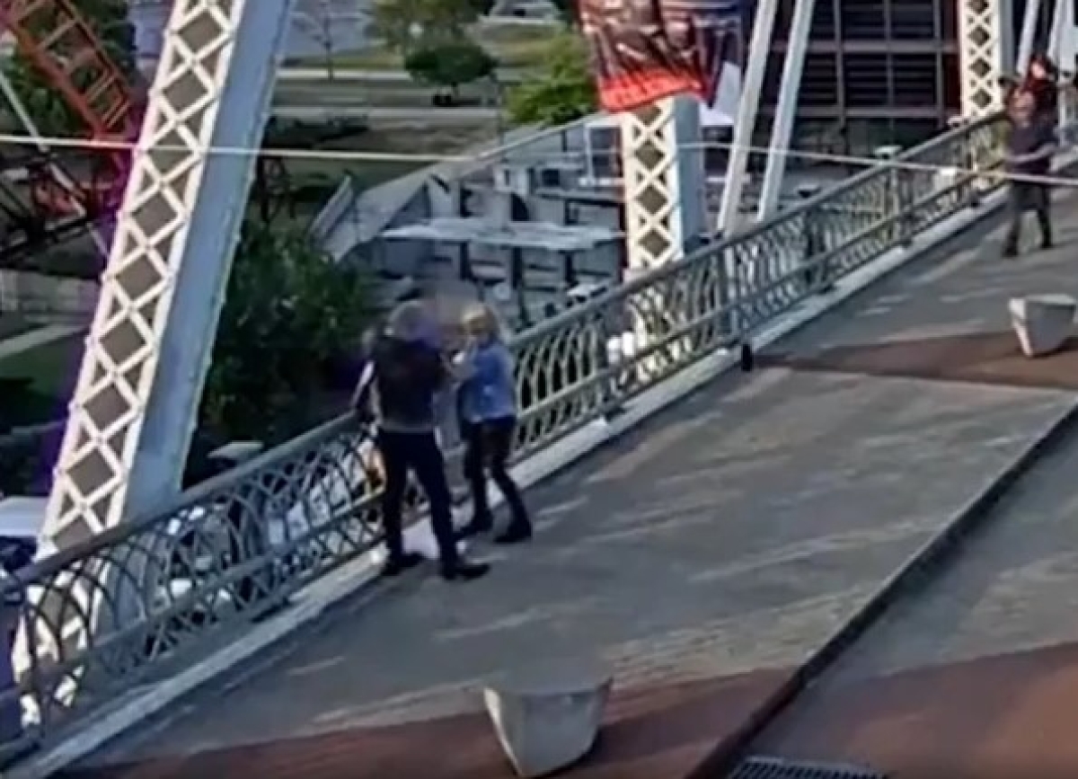 Bon Jovi ajudou a salvar mulher em ponte - Foto: Reprodução/Print de vídeo de câmeras de segurança