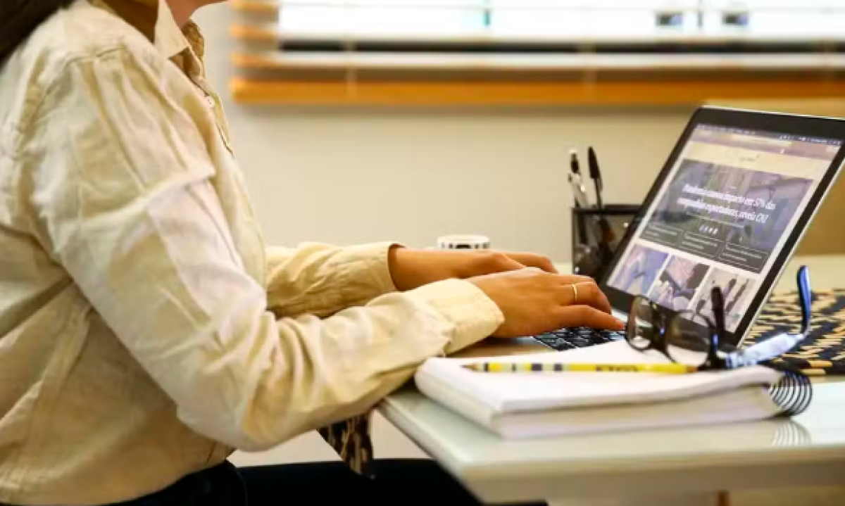 Pessoa trabalhando no computador, em imagem de arquivo - Foto: Marcelo Camargo/Agência Brasil
