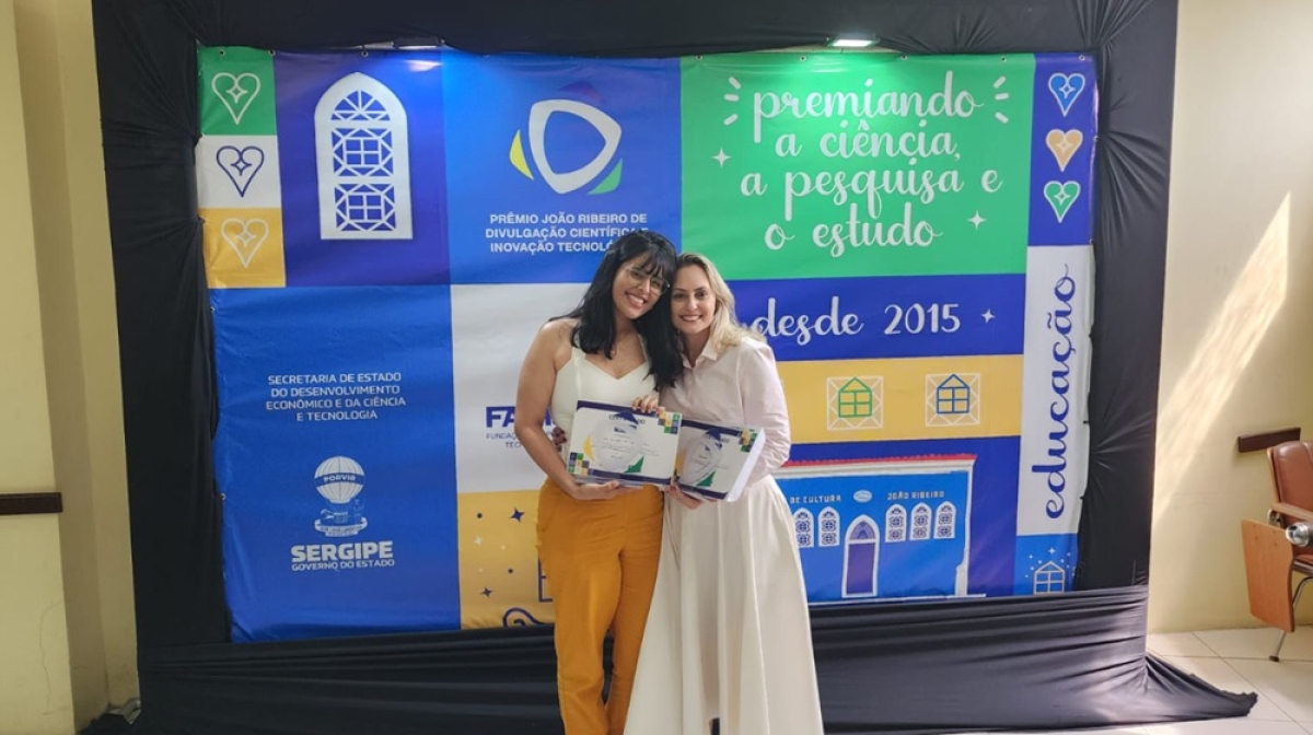 A estudante Carine Serafim da Cunha Silva, do curso de Biomedicina da Unit, que fez a pesquisa sobre a construção de tecidos cardíacos com biomateriais - Foto: Divulgação
