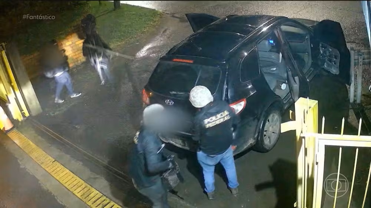 Bandidos disfarçados de policiais federais, armamento pesado e R$ 14 milhões roubados: as imagens inéditas do maior assalto do RS - Foto: Fantástico/Reprodução
