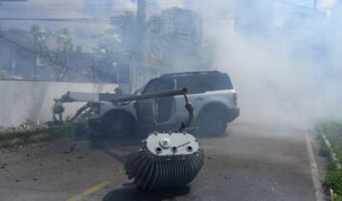Carro bate em poste e deixa dois feridos na Avenida Tancredo Neves - Foto: Energisa
