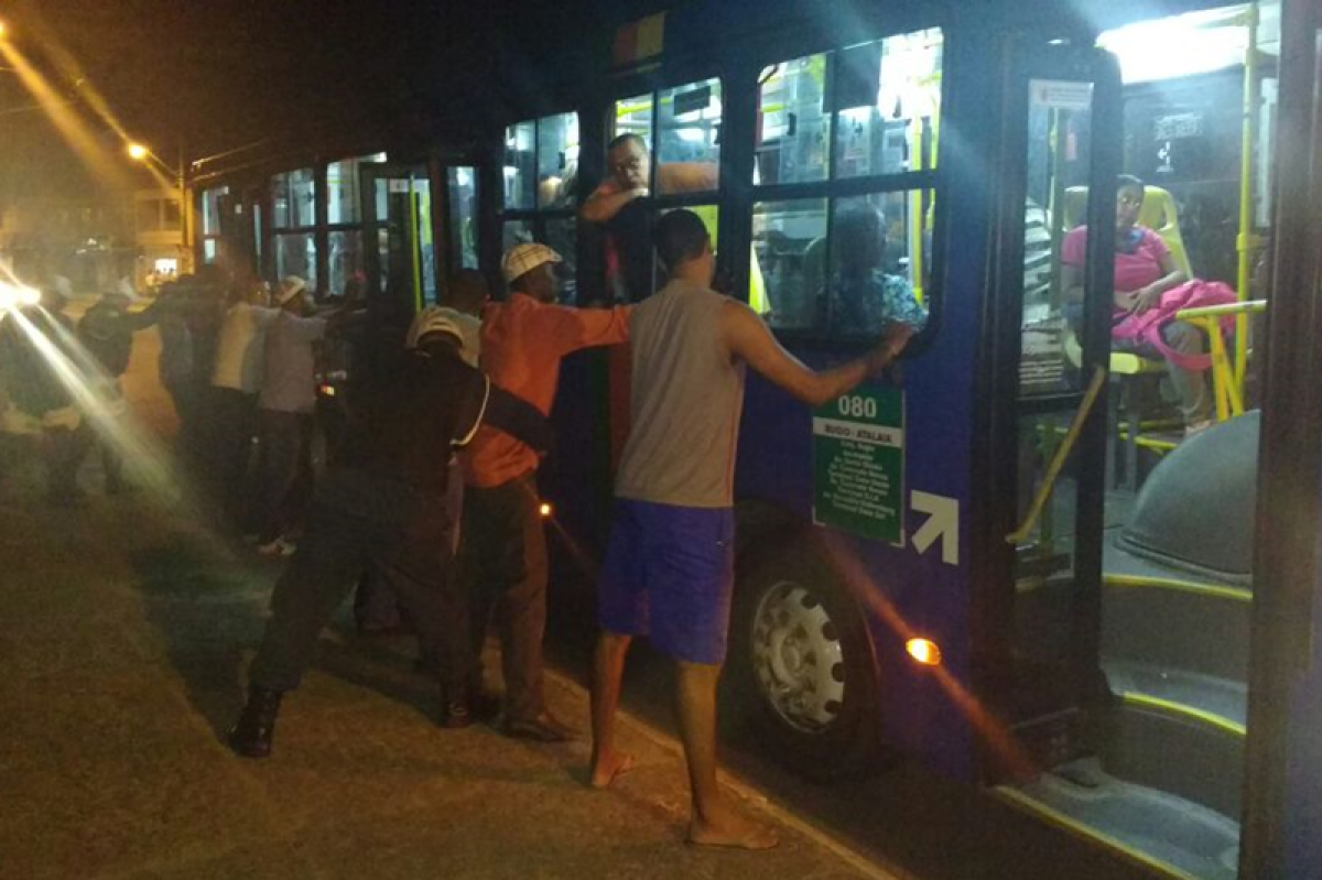 PM/Sergipe prende duas pessoas por posse de drogas durante abordagens a nibus em Aracaju (Foto: PM/SE)