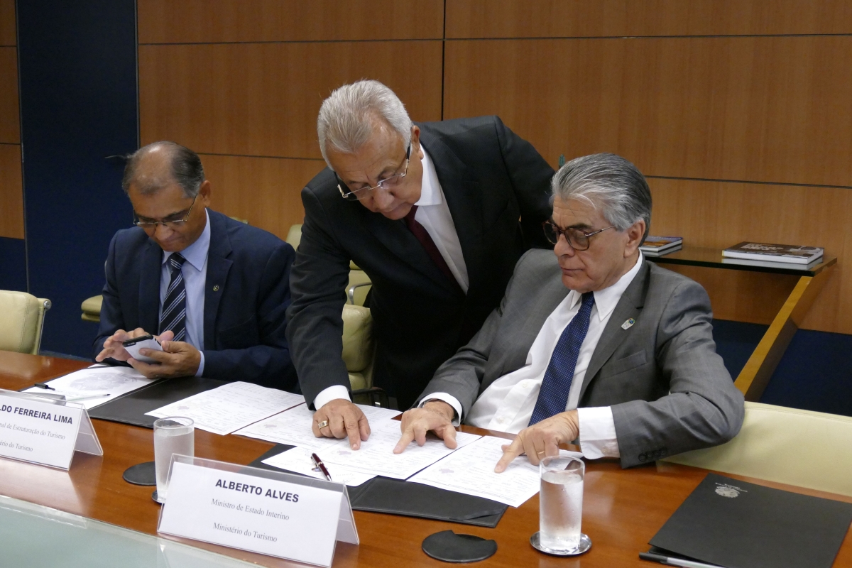 Governador reuniu-se com o ministro do Turismo, Alberto Alves, e cobrou a continuidade das obras (Foto: Roque S/ASN)