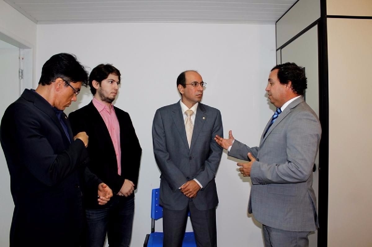 Secret�rio apresenta Centro de Videoaudi�ncias ao Defensor P�blico Geral do Estado (Foto: Sejuc/SE)