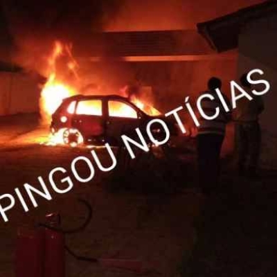 Carro de mdico pega fogo e por pouco no atinge o Hospital Regional de Glria (Foto: Pingou Notcias)