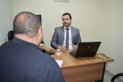Defensor Pblico, Guilherme Cavalcanti, em atendimento na Central (Foto: DPE/SE)