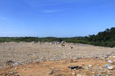 Sete caminh�es s�o flagrados jogando lixo em �rea de mata atl�ntica e de prote��o permanente (Imagem: MPF/SE)