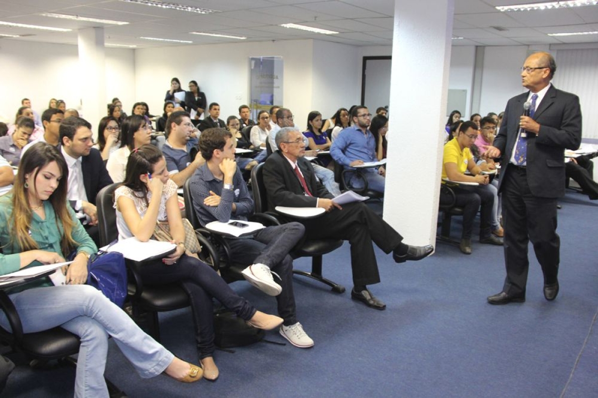 Palestra foi ministrada pelo coordenador jur�dico do TCE, Luiz Carlos de Santana (Imagem: Cleverton Ribeiro/TCE/SE)