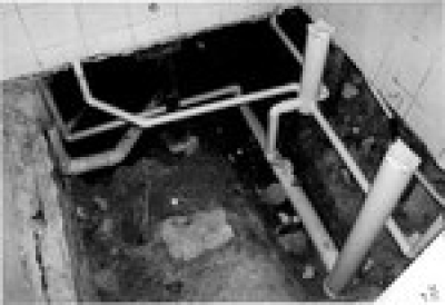 Um dos problemas apontados foi o afundamento do piso. A imagem acima, que consta no processo, � do banheiro de um dos apartamentos do condom�nio (Imagem: MPF/SE)