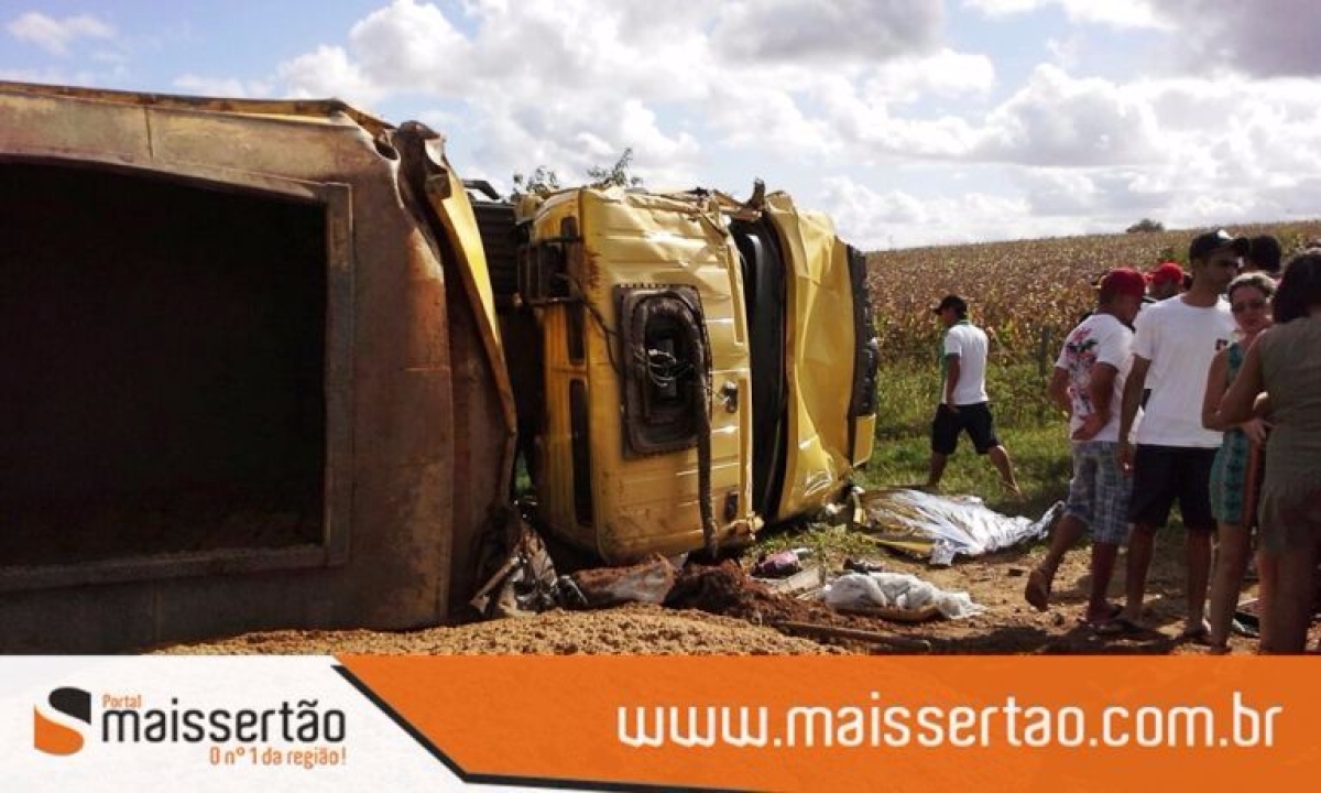 Ca�amba capota e deixa uma pessoa morta na rota do sert�o (Imagem: Portal Mais Sert�o)