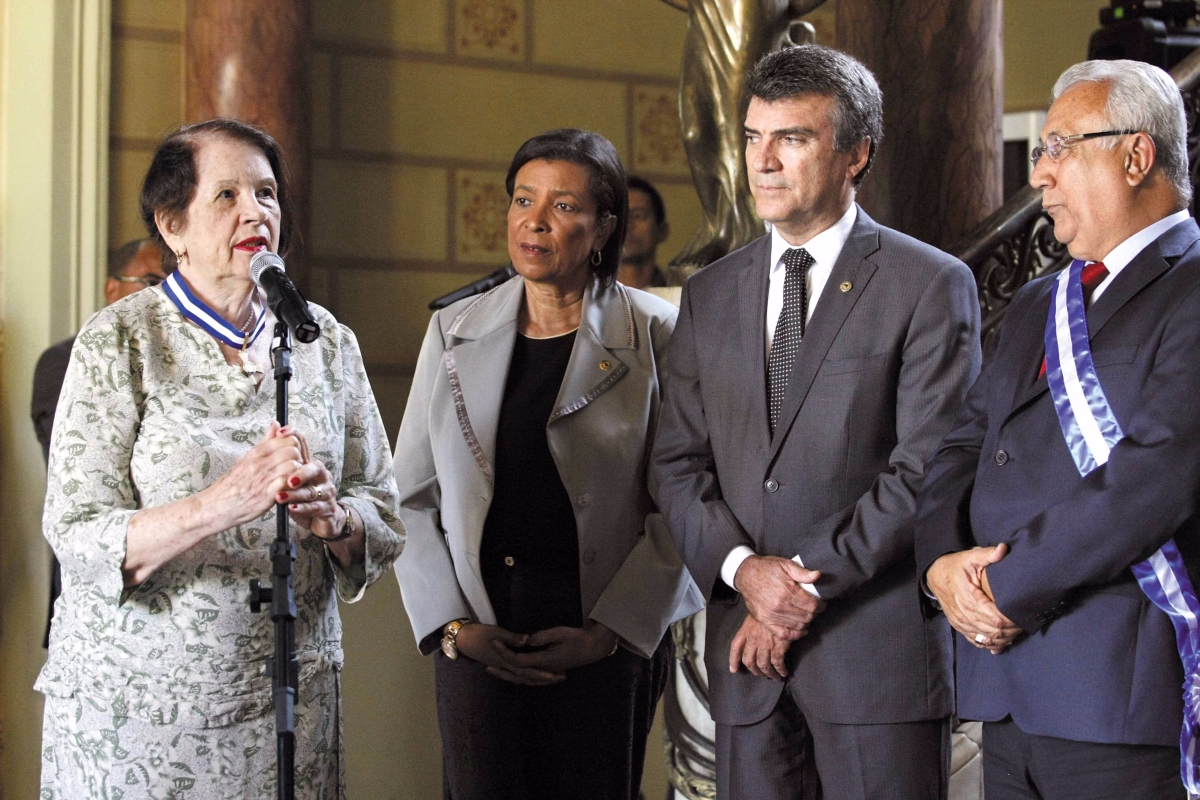 A outorga da medalha do M�rito Aperip�, no grau de Comendador, faz uma homenagem aos relevantes servi�os prestados � educa��o por Paulo Freire e ao engajamento de Nita Ara�jo para difundir o legado do educador (Imagem: Victor Ribeiro/ASN)