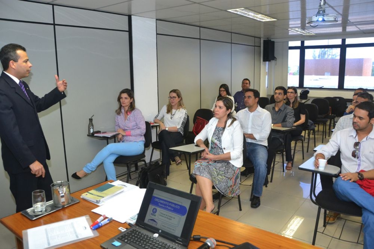 Vanderson Melo, analista de Controle Externo 1, durante a ministra��o do curso (Imagem: Cleverton Ribeiro/TCE/SE)