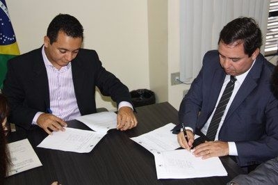Procurador-chefe do MPF/SE e Secret�rio de Justi�a assinam termo (Imagem: MPF/SE)