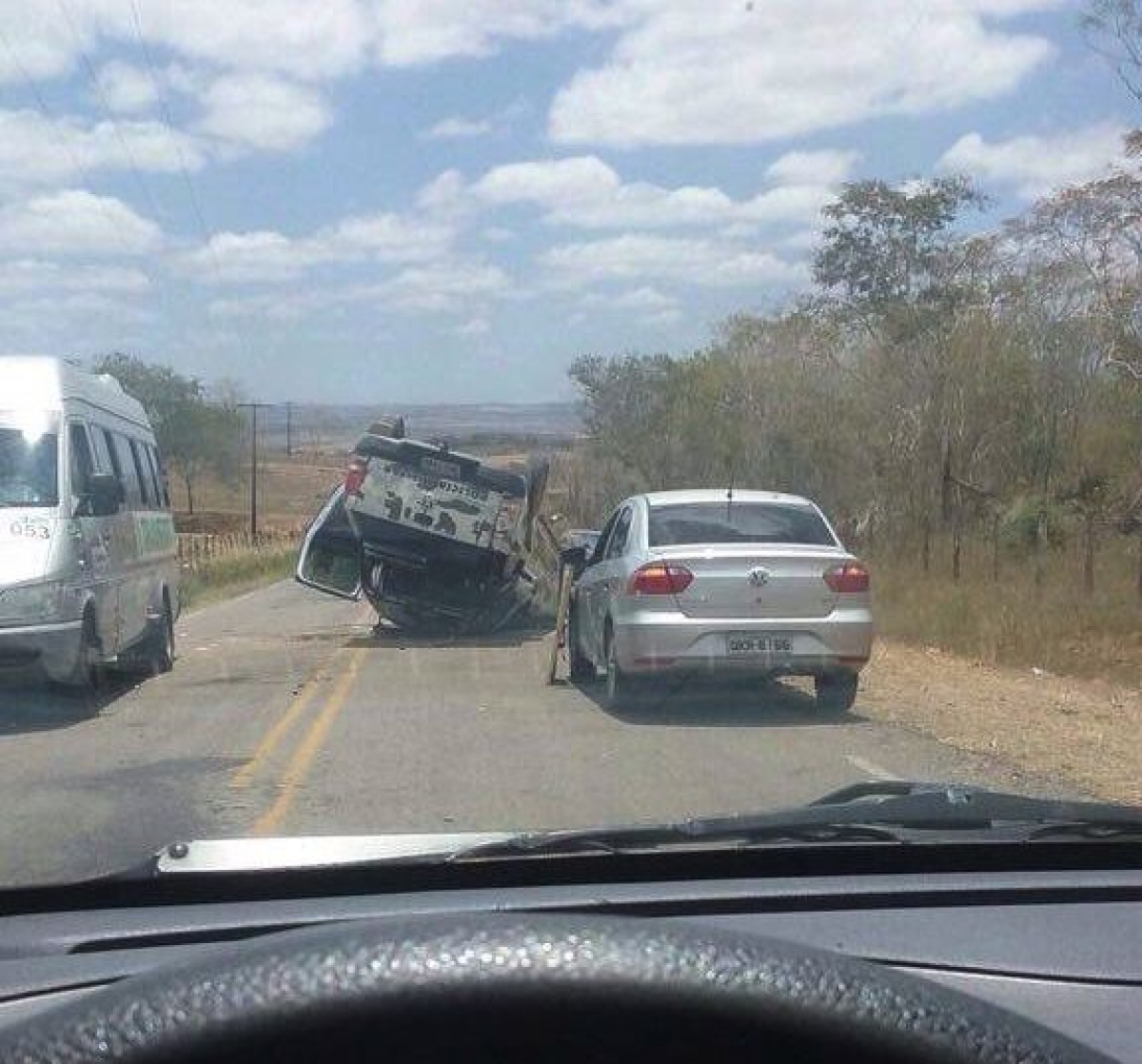 Viatura da Polcia de Caatinga capota em rodovia do serto (Imagem: Portal Mais Serto)