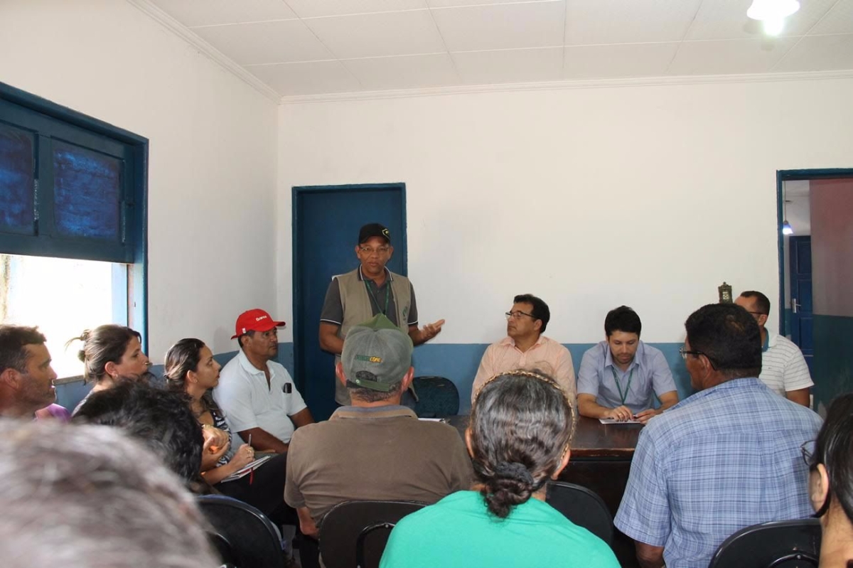 Analista da Conab, Francisco Carlos Souza Santos, expe aos agricultores as regras a serem seguidas para fornecer ao PAA (Imagem: Assessoria Cohidro/SE)