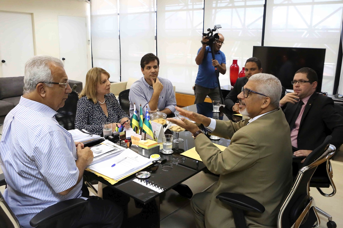 Nesta quarta-feira, 05, o governador Jackson Barreto recebeu representantes do Minist�rio P�blico Federal (MPF), Minist�rio P�blico Estadual (MPE), Secretaria de Estado da Educa��o (Seed) e Procuradoria Geral do Estado (PGE) para a assinatura de um termo 