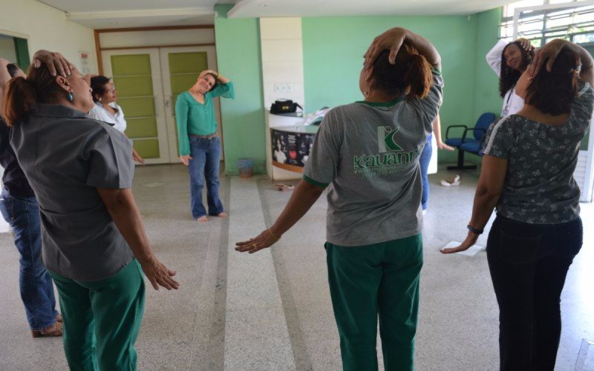 Colaboradores do Hemose iniciam pr�tica semanal de gin�stica laboral (Imagem: SES/SE)