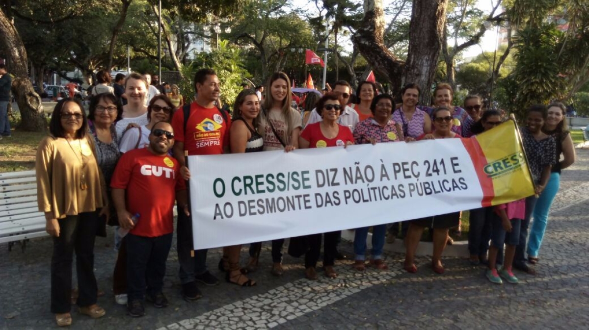 Cress/Sergipe foi s ruas contra a PEC 241 durante ato pblico (Imagem: Cress/SE)