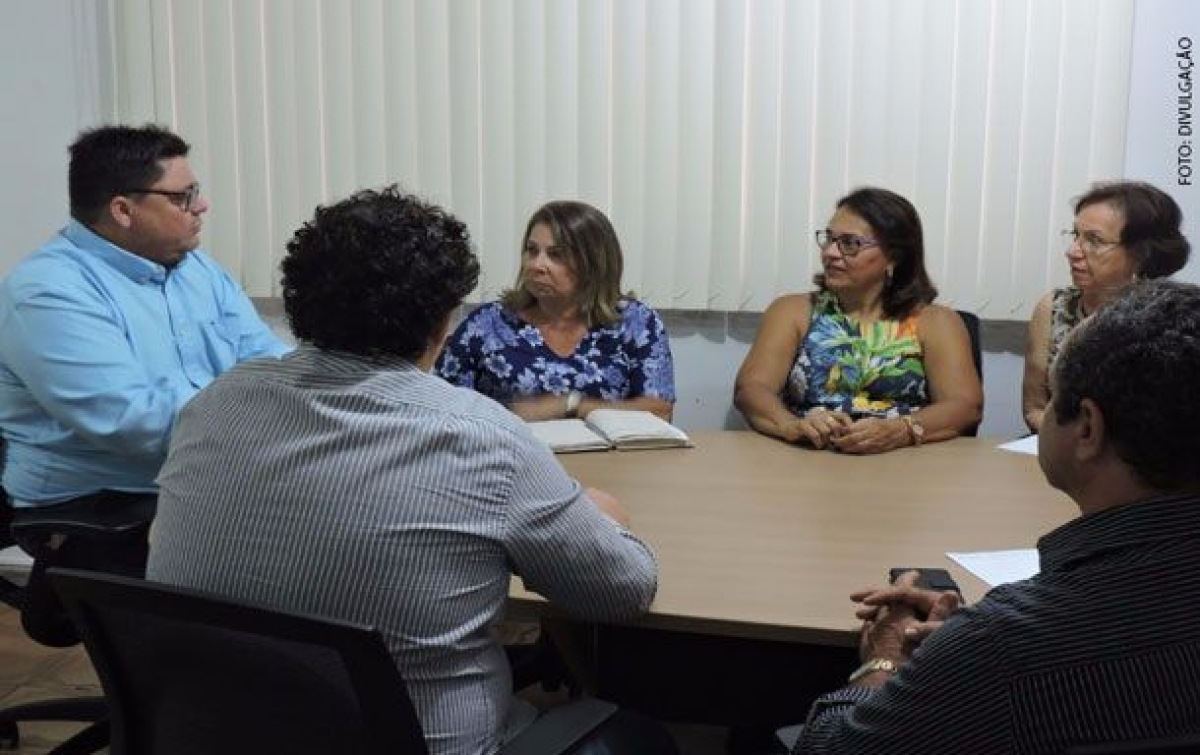 Sema discute com moradores solu��es para alagamentos na 13 de julho (Imagem: Divulga��o)