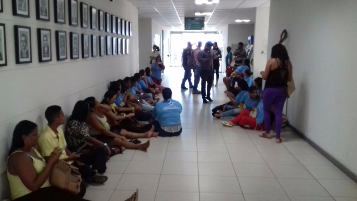 Funcion�rios da limpeza das escolas e creches municipais ocupam Prefeitura de Aracaju (Imagem: Sindecese/SE)