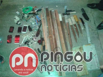 Celulares e facas so apreendidos por agentes penitencirios no Presdio de Glria (Imagem: Pingou Notcias)