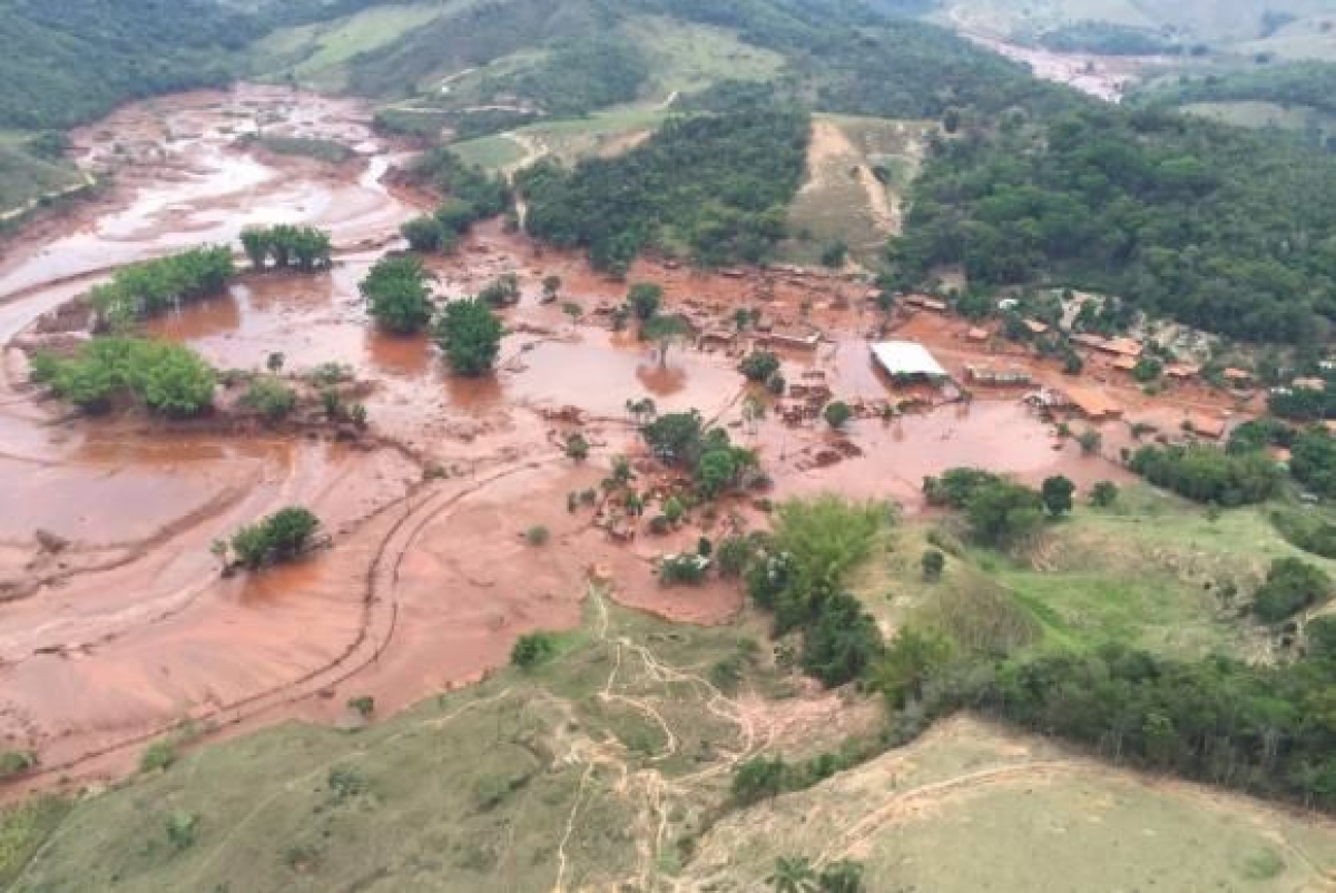 Mariana (MG) - Barragem pertencente  mineradora Samarco se rompeu no distrito de Bento Rodrigues, zona rural a 23 quilmetros de Mariana, em Minas Gerais, matando 19 pessoas (Imagem: Divulgao/Corpo de Bombeiros/MG)