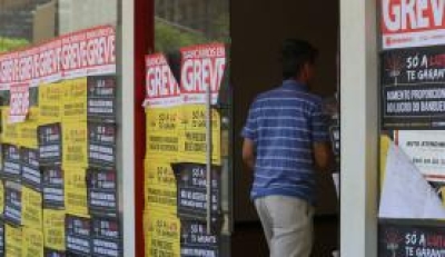 A greve dos bancrios completou 28 dias nesta segunda-feiraElza Fiza/Agncia Brasil