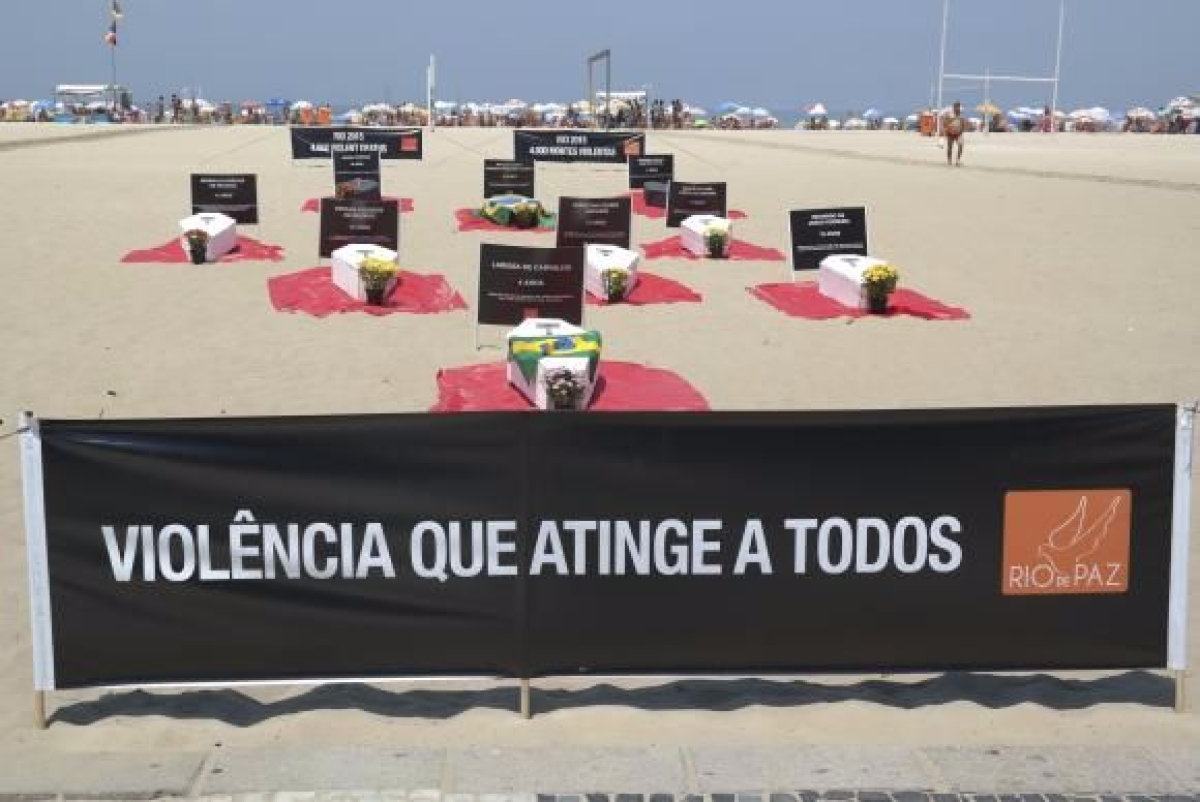 Manifesta��o nas areias de Copacabana para denunciar mortes por causas violentas (Imagem: Arquivo/Vladimir Platonow/Ag�ncia Brasil)