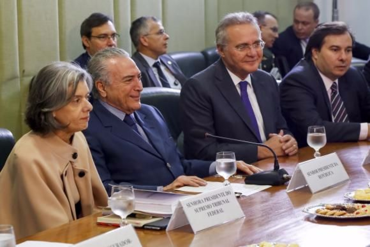 Os chefes dos Tr�s Poderes se re�nem hoje (28), a partir das 11h, no Pal�cio do Itamaraty, para discutir um pacto nacional para a seguran�a p�blica, na busca por solu��es aos problemas deste setor. 