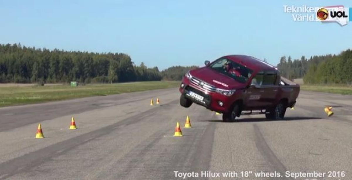 Toyota Hilux d novo vexame em teste de estabilidade (Imagem: Reproduo/TV UOL)