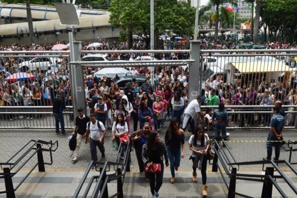 Estudantes chegam � Universidade 9 de Julho (Uninove) para o segundo dia de provas do Exame Nacional do Ensino M�dio (Enem), em Barra Funda, zona oeste (Imagem: Rovena Rosa/Ag�ncia Brasil)