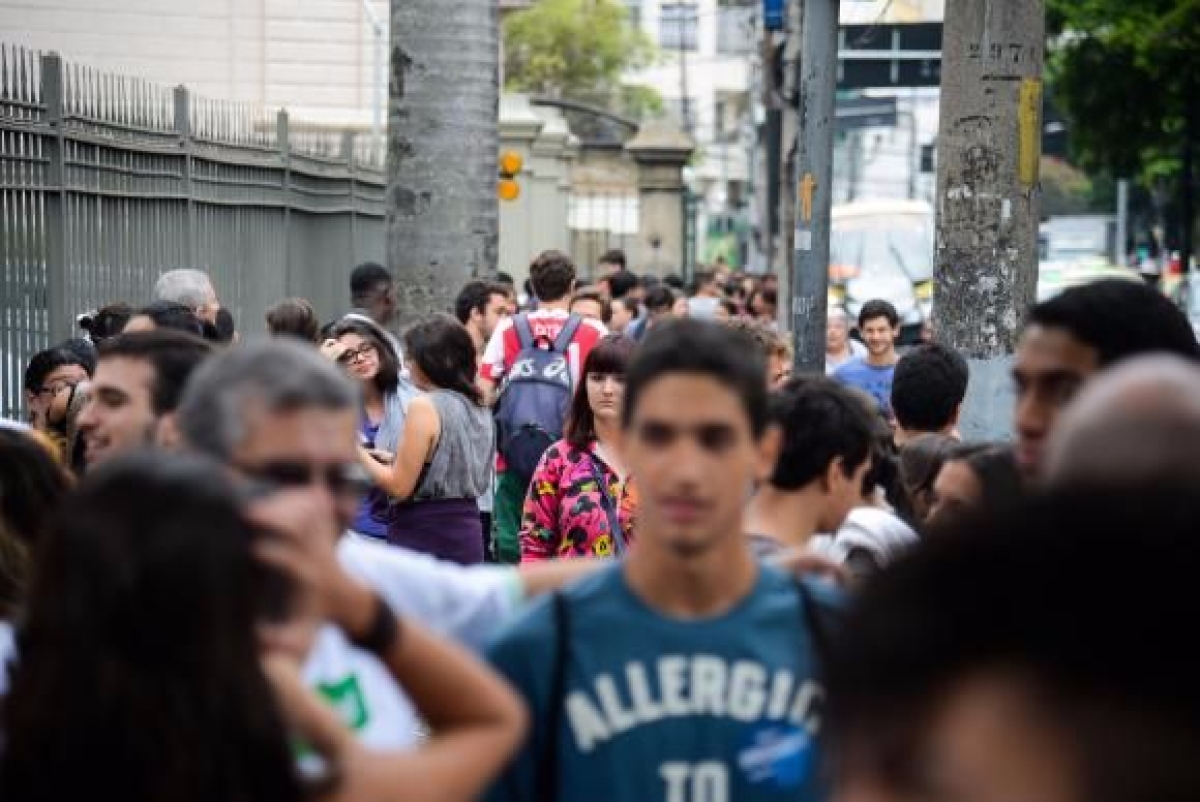Estudantes chegam ao Colgio Santo Incio, em Botafogo, zona sul da capital fluminense, para o segundo dia de provas do Enem 2016 (Imagem: Tomaz Silva/Agncia Brasil)