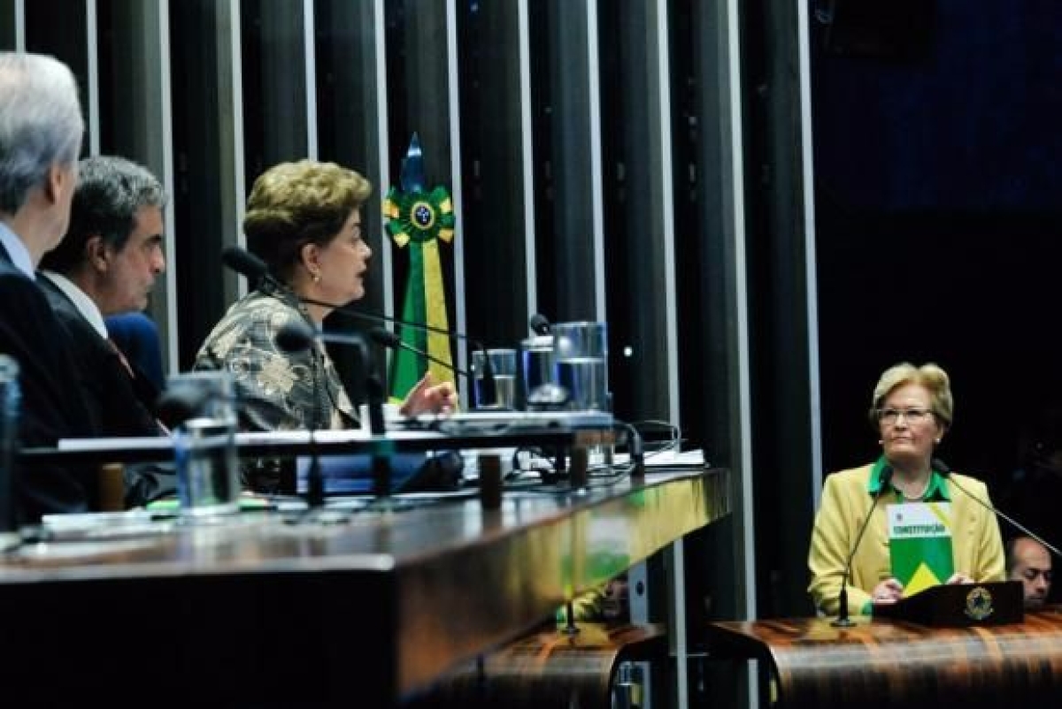 Senadora Ana Amlia faz pergunta  presidenta afastada Dilma Rousseff (Imagem: Geraldo Magela/Agncia Senado)
