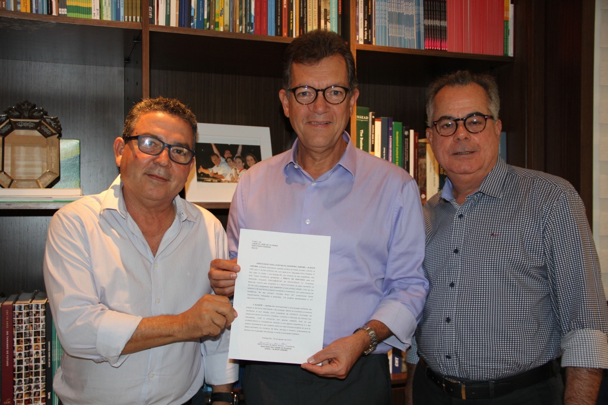 Lojistas do Shopping Jardins homenageiam Larcio Oliveira (Imagem: Assessoria Fecomrcio/SE)