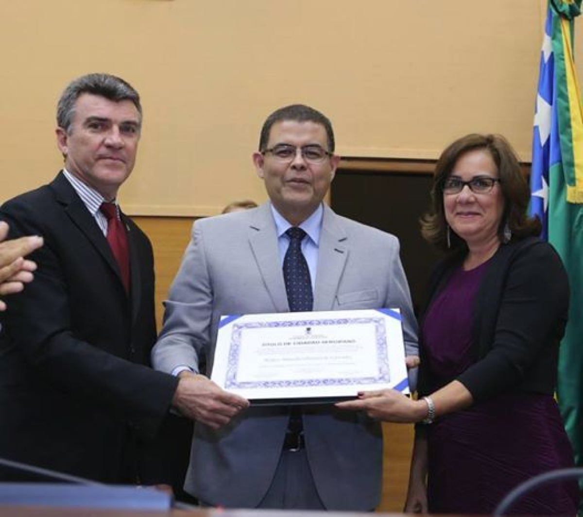 Garibalde Mendon�a prestigia entrega do t�tulo de cidad�o sergipano ao m�dico Walter Marcelo (Imagem: C�sar de Oliveira/Ag�ncia Alese)