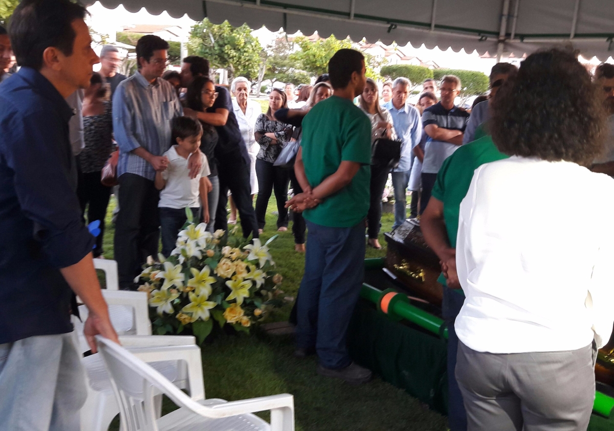 Aplausos e poesia marcam sepultamento de Fernando Prado Leite (Imagem: Ag�ncia Alese)